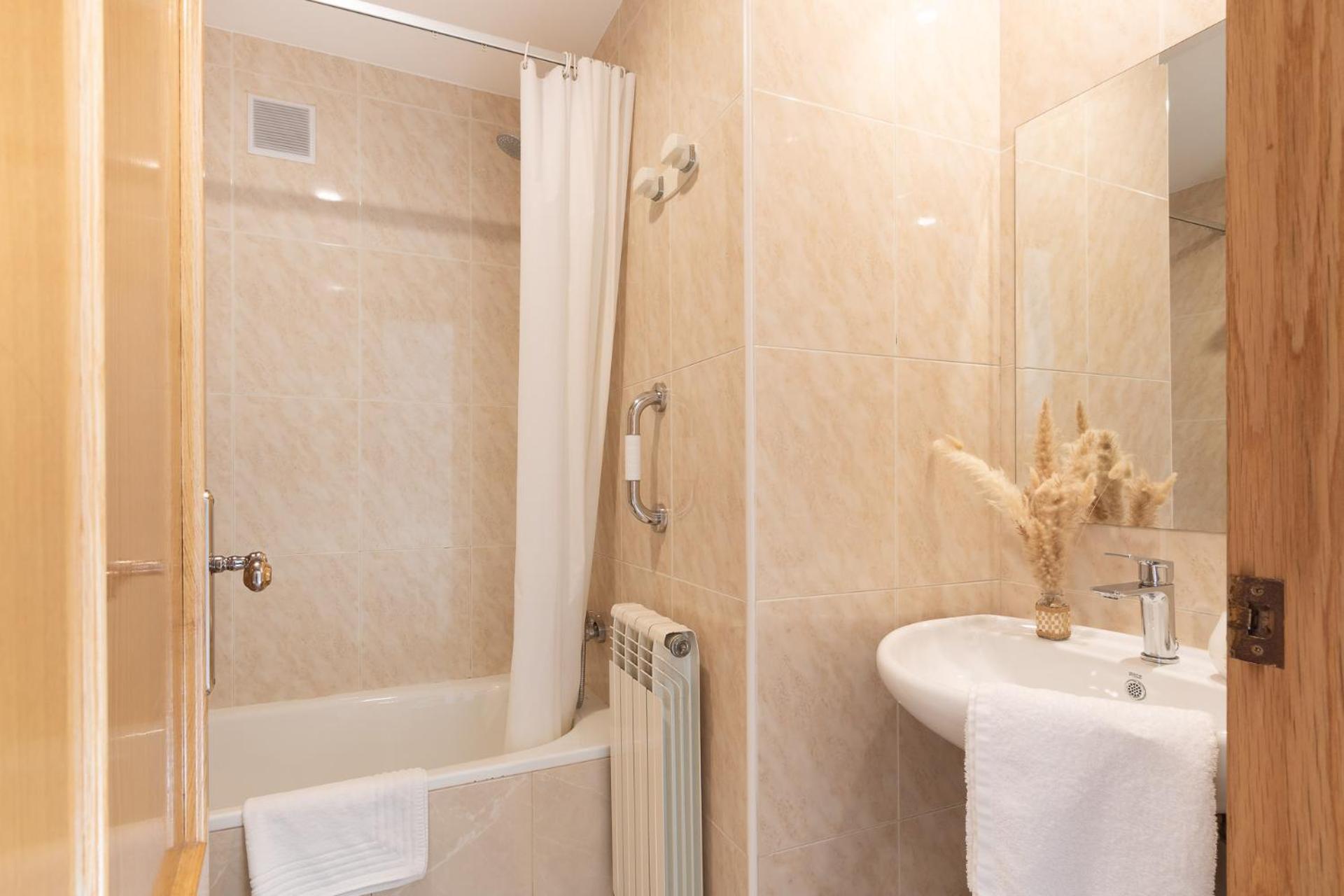 Torrecilla en Cameros Hostal Lobrega מראה חיצוני תמונה
